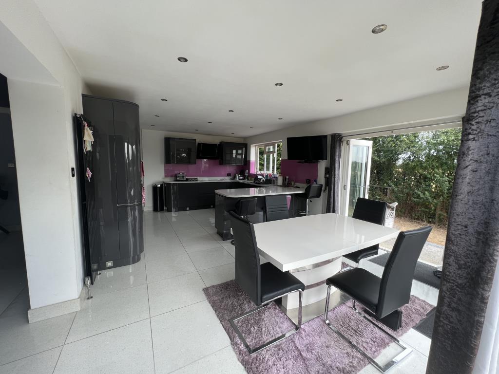 Lot: 99 - DETACHED BUNGALOW SET IN APPROXIMATELY 1.6 ACRES WITH POTENTIAL - 
